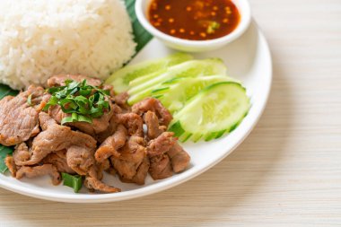 Asya usulü baharatlı soslu ızgara domuz sarımsağı.