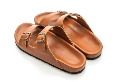 Erkekler beyaz arka plan üzerinde izole sandalet deri