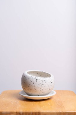 boş ve güzel kil saksı ahşap masada