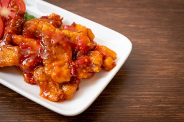 Kızarmış balığın üstünde 3 farklı tat (tatlı, ekşi, baharatlı) biber sosu