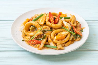 Kızarmış kalamar ya da ahtapotu tuzlu yumurtayla karıştırın - Asya yemeği tarzı