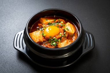  Tofu ve yumurtalı Kimchi Çorbası veya Kore Kimchi Güveci - Kore Yemekleri Geleneksel Tarzı