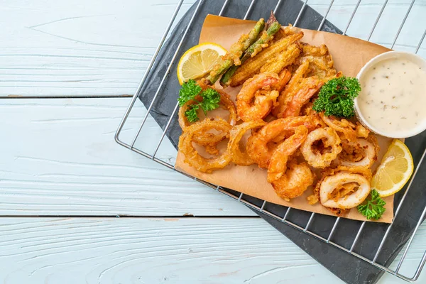 Frittierte Meeresfrüchte Garnelen Und Tintenfisch Mit Mischgemüse Ungesunder Ernährungsstil — Stockfoto