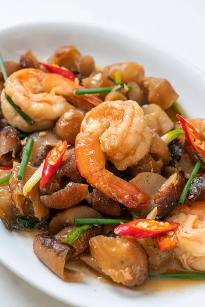 Karidesli haşlanmış deniz hıyarı Asya usulü.