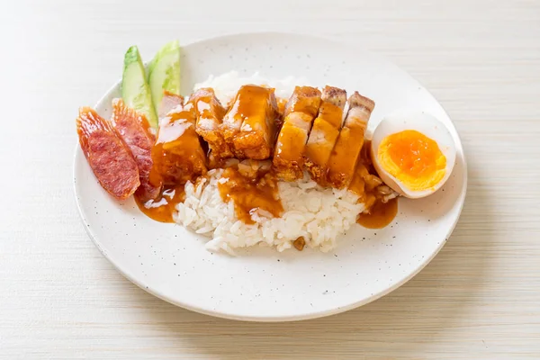 Daging Babi Renyah Perut Pada Nasi Dengan Saus Barbekyu Merah — Stok Foto