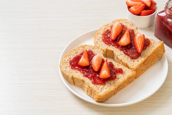 Hausgemachtes Vollkornbrot Mit Erdbeermarmelade Und Frischer Erdbeere — Stockfoto