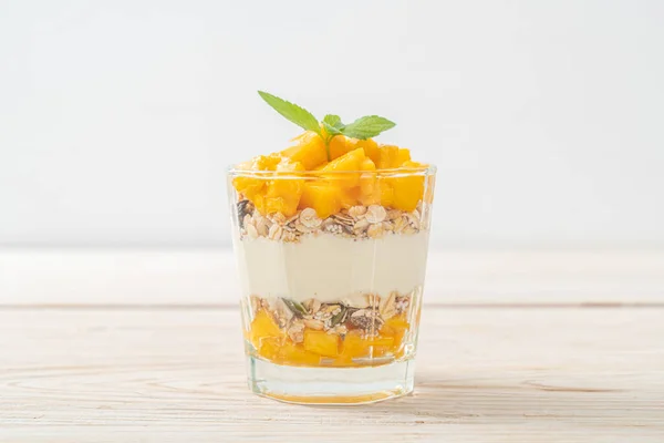 Yogurt Mango Fresco Con Granola Vidrio Estilo Comida Saludable — Foto de Stock