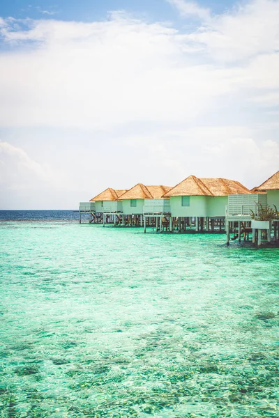 美しい熱帯モルディブのリゾートホテルとビーチと海と島 休暇の背景 Conep — ストック写真