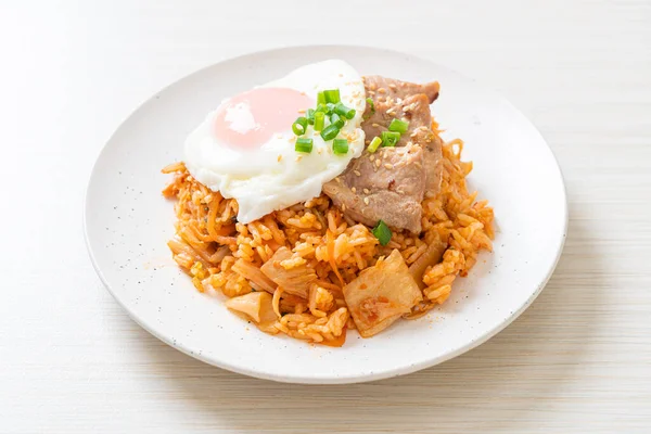 Kimchi Arroz Frito Con Huevo Frito Cerdo Estilo Comida Coreana — Foto de Stock