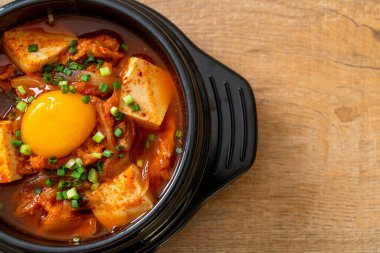 Tofu ve yumurtalı Kimchi Çorbası veya Kore Kimchi Güveci - Kore Yemekleri Geleneksel Tarzı