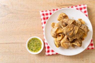 Baharatlı deniz ürünleri soslu gevrek Gourami Balığı