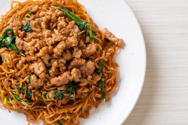 Tayland fesleğeni ve kıymalı kızarmış erişte Asya usulü.