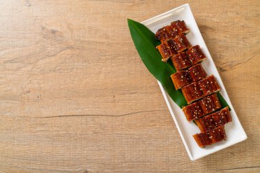Dilimlenmiş yılan balığı ya da soslu ızgara unagi (Kabayaki) - Japon yemeği tarzı.