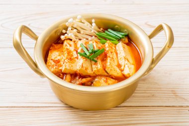 Tofu ve yumurtalı Kimchi Çorbası veya Kore Kimchi Güveci - Kore Yemekleri Geleneksel Tarzı