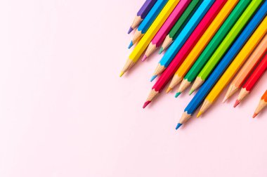 Fotokopi alanı olan pembe arkaplan üzerindeki renk kalemi