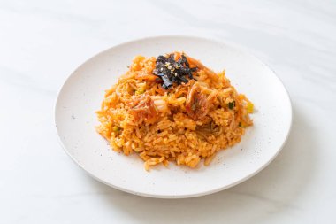 Kore usulü deniz yosunu ve beyaz susamlı kimchi pilavı.