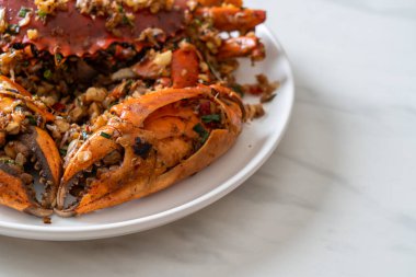 Baharatlı Tuz ve Biberli Kızarmış Yengeç - Deniz ürünleri tarzı