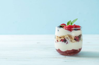 Ev yapımı ahududu ve yaban mersinli yoğurt ve granola. Sağlıklı yemek tarzı.