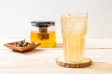 Ahşap arka planda buzlu yasemin çayı