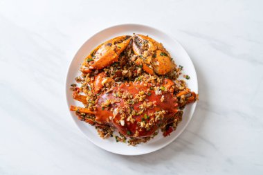 Baharatlı Tuz ve Biberli Kızarmış Yengeç - Deniz ürünleri tarzı