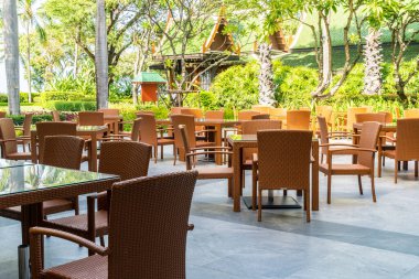 Cafe restoranında bahçe sandalyesi ve masa.