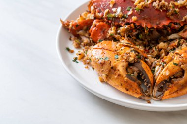 Baharatlı Tuz ve Biberli Kızarmış Yengeç - Deniz ürünleri tarzı