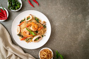 Fesleğenli, biberli, karidesli ve kalamarlı Çin eriştesi. Asya usulü.