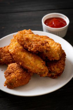 Ketçaplı kızarmış tavuk kanadı - sağlıksız yemek.