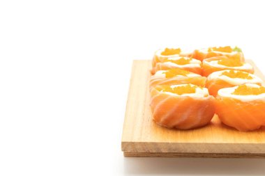 Beyaz arka planda izole mayonez ve karides yumurtası ile taze somon suşi rulo