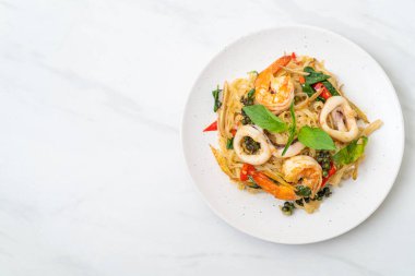 Baharatlı erişteyi deniz yemeğiyle karıştır (Pad Cha Talay) - Tayland yemeği tarzı