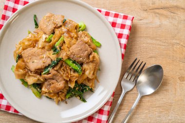 Kızarmış pirinç eriştesi, soya sosu, domuz eti ve lahana. Asya usulü.