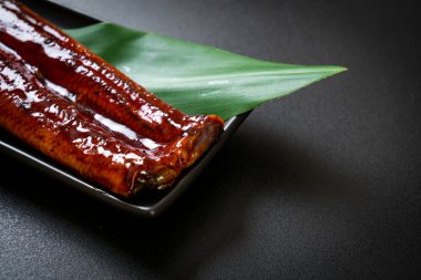 Izgara yılan balığı ya da soslu ızgara unagi (Kabayaki) - Japon yemeği..