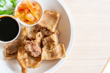 Tatlı siyah soslu kızarmış domuz bağırsağı. Asya usulü.