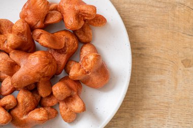 soslu kızarmış sosis.