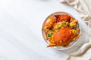 Köri tozuyla kızartılmış yengeç - Deniz ürünleri tarzı