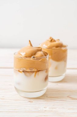 Dalgona kahvesi. Krem şantili buzlu içecek, kahve köpüğü ve süt. Covid-19 şehir karantinası sırasındaki son moda içki, ev konseptinde kalın..