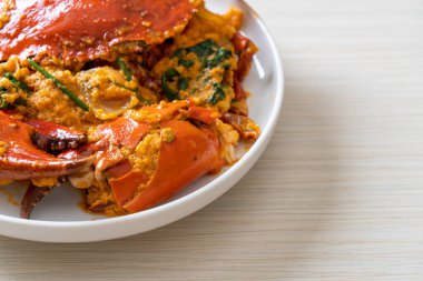 Köri tozuyla kızartılmış yengeç - Deniz ürünleri tarzı