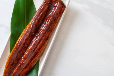 Izgara yılan balığı ya da soslu ızgara unagi (Kabayaki) - Japon yemeği..