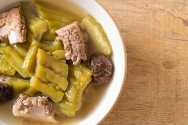 Acı kabak ve domuz pirzolası çorbası. Asya usulü.