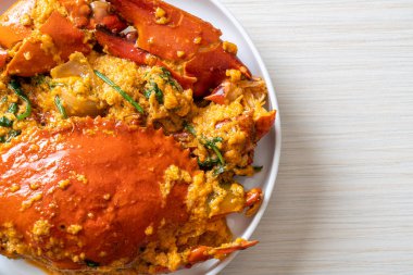 Köri tozuyla kızartılmış yengeç - Deniz ürünleri tarzı