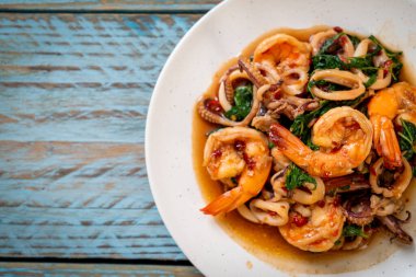 Tayland fesleğenli kızarmış deniz ürünleri (karides ve kalamar) - Asya usulü