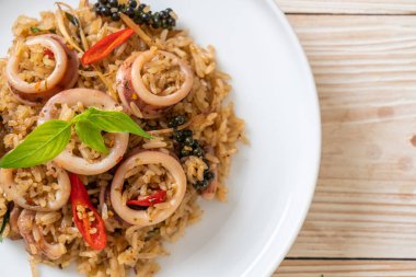 Ev yapımı Basil ve Baharatlı Bitki Kızarmış Pirinç Kalamar veya Ahtapot - Asya yemek tarzı