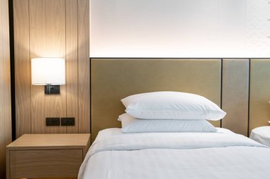Beyaz yastık süslemesi otel odasında, yatak odasında.