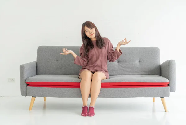 Schöne Asiatische Frau Auf Sofa Wohnzimmer Mit Kopierraum — Stockfoto