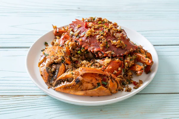 Baharatlı Tuz ve Biberli Kızarmış Yengeç - Deniz ürünleri tarzı