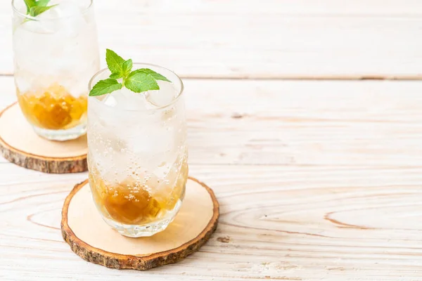 Suco Ameixa Gelada Com Refrigerante Hortelã Pimenta Mesa Madeira Bebida — Fotografia de Stock