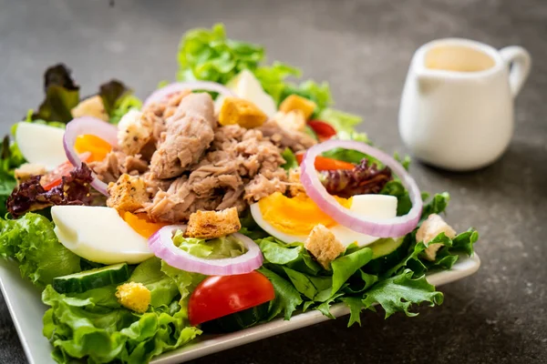 Atum Com Salada Vegetal Ovos Estilo Comida — Fotografia de Stock