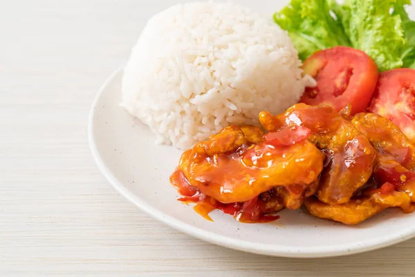 Gebratener Fisch Mit Aromen Chili Sauce Mit Reis Auf Weißem — Stockfoto