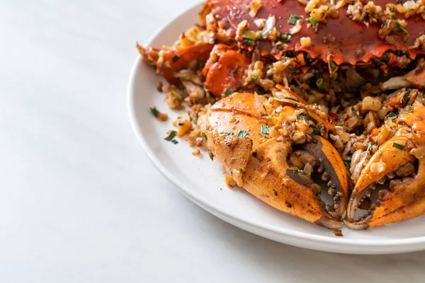 Baharatlı Tuz ve Biberli Kızarmış Yengeç - Deniz ürünleri tarzı