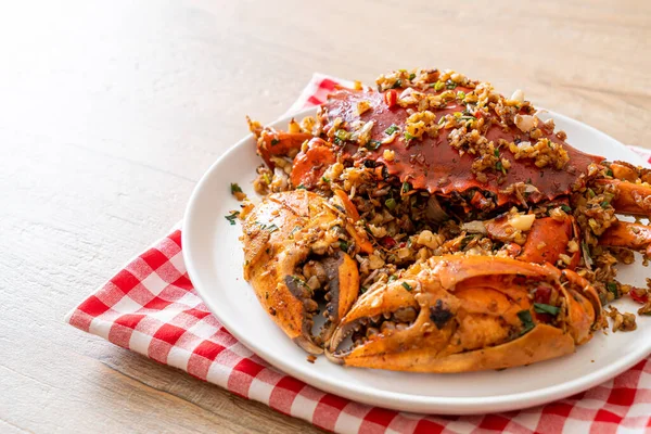 Baharatlı Tuz ve Biberli Kızarmış Yengeç - Deniz ürünleri tarzı